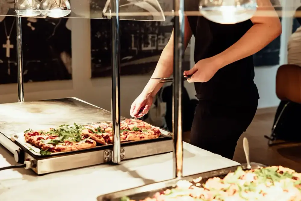 Hender som forsyner seg med mat