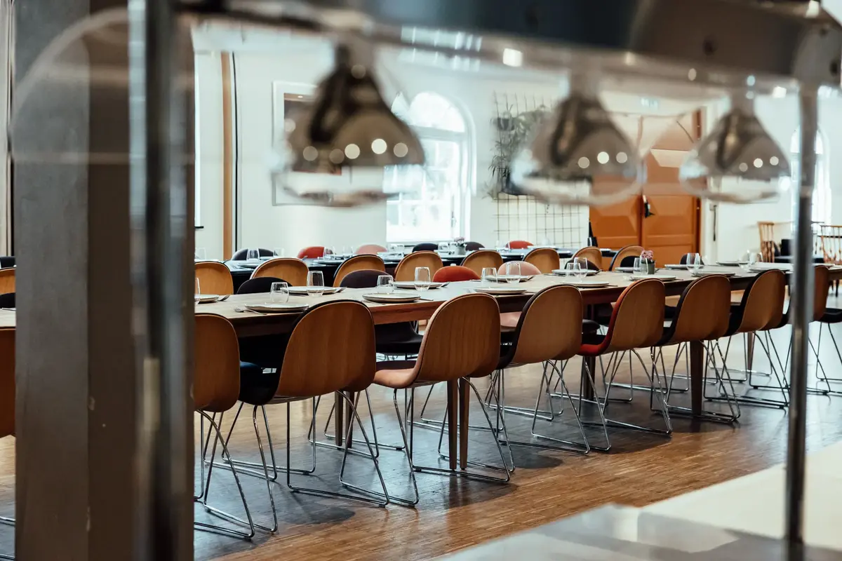 Langbord med stoler i Møterom Victoria