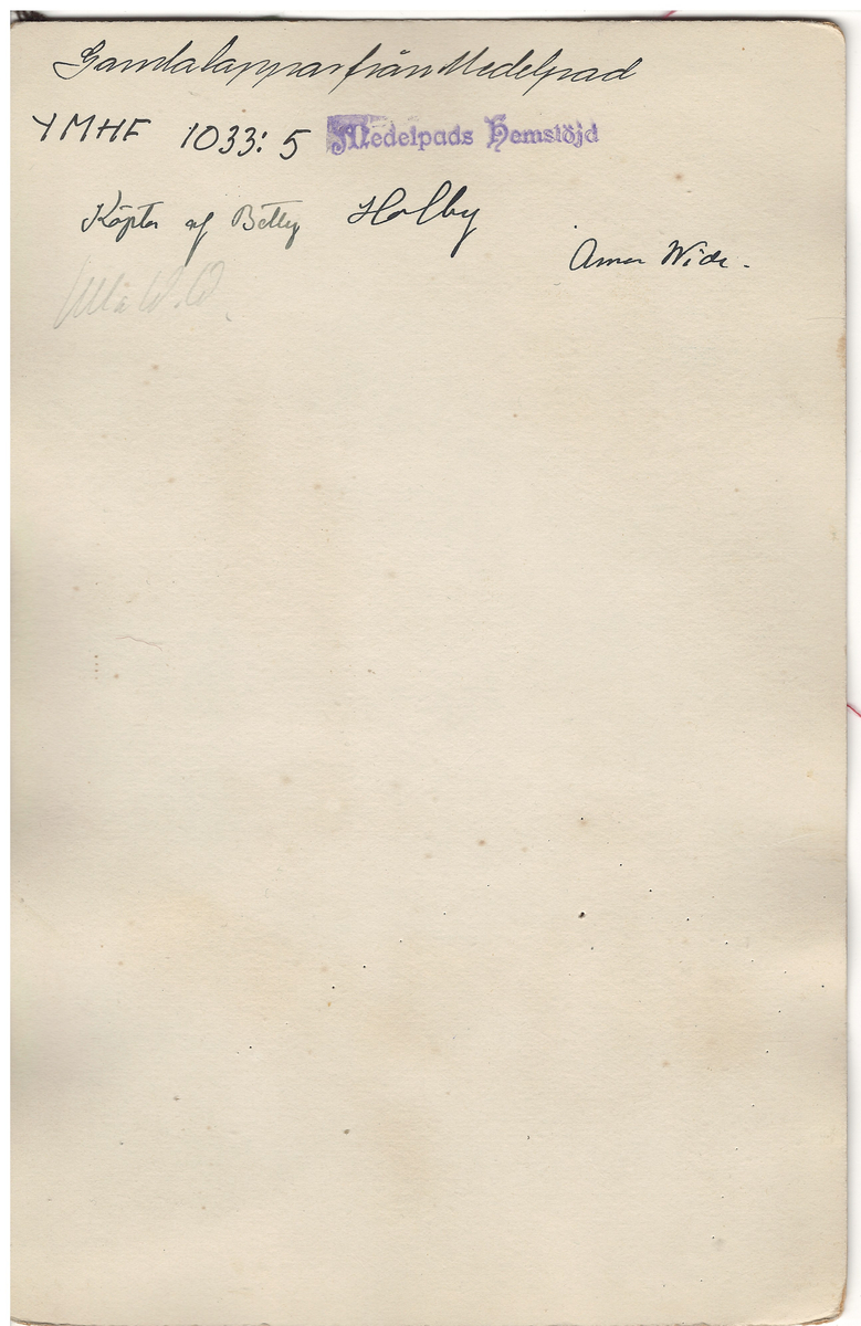 Fyra  tygprover från Medelpad fastklistrade på ett ark.