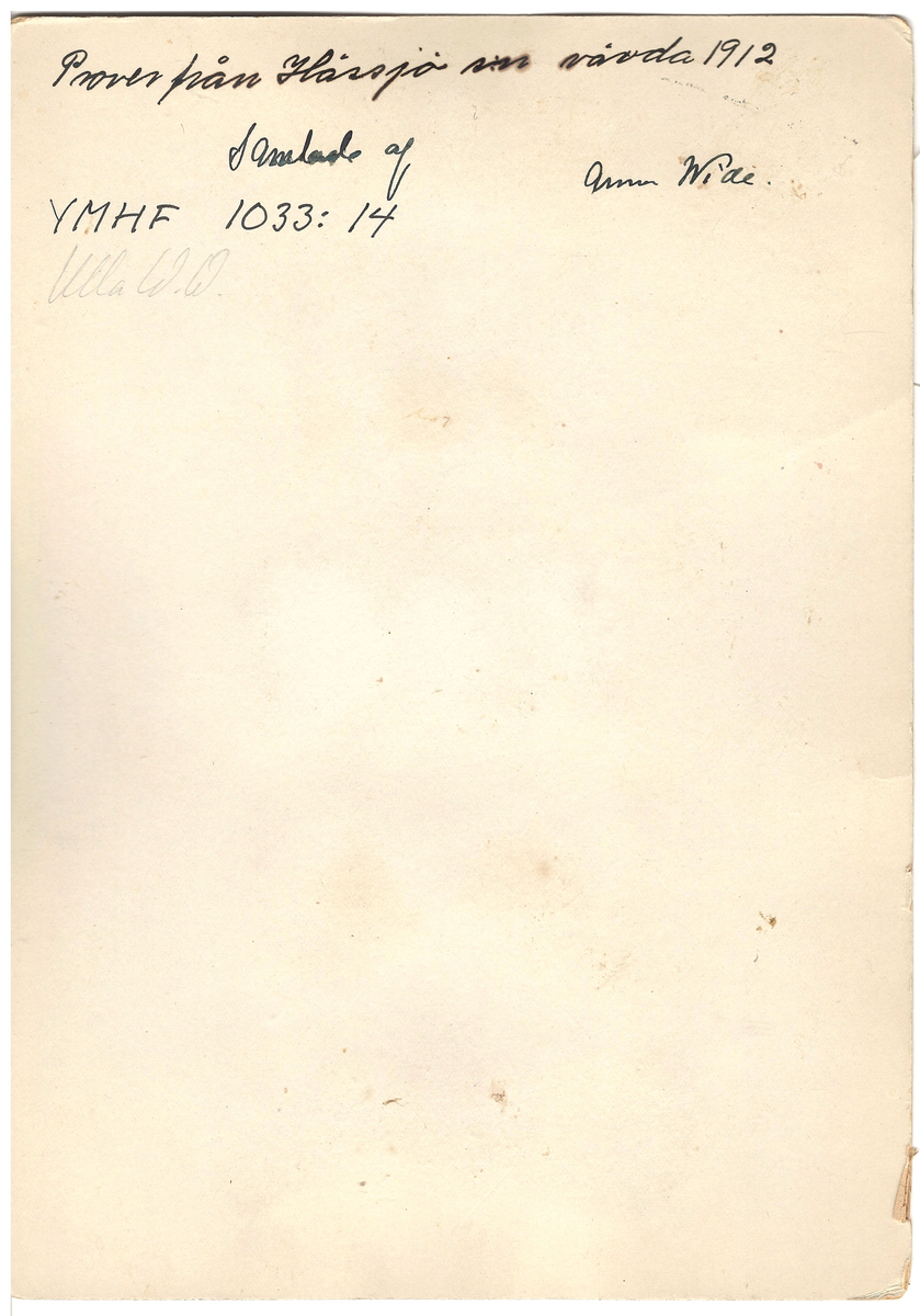 Sex  tygprover från Hässjö, Medelpad, fastklistrade på ett ark.