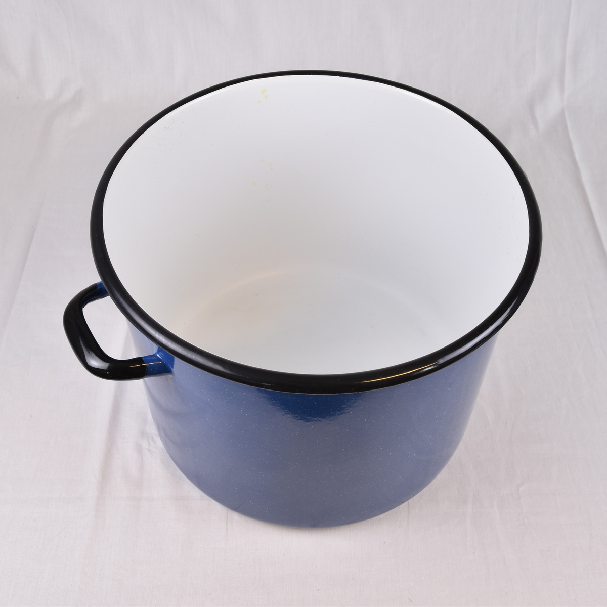 Blå, emaljert kjele på 14 liter.