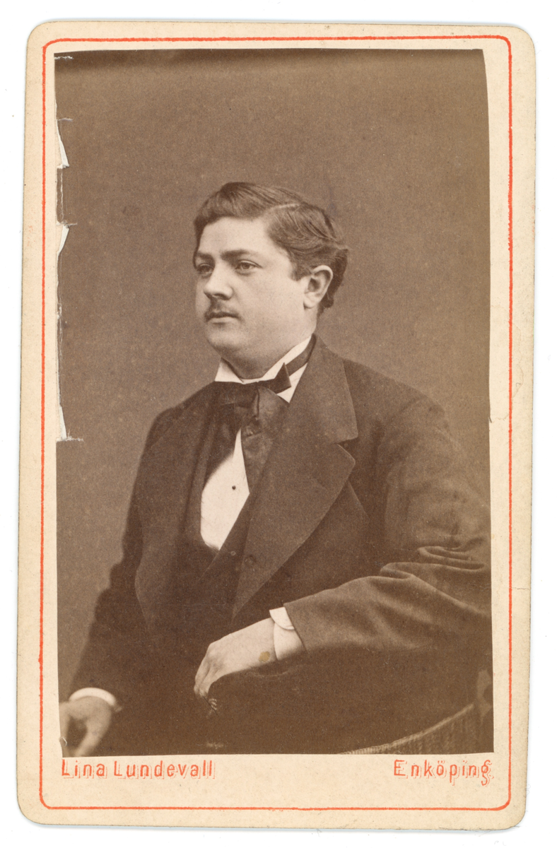 Svartvit porträtt av Handlare Josef Hörling Enköping (enligt baksidan).