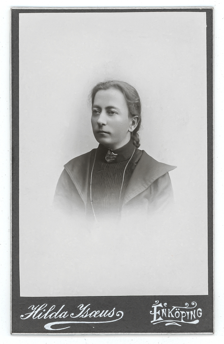 Svartvit porträtt av okänd dam.