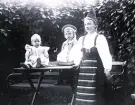 Foto av barnen Lagerholm fr v. Ellen, Harald och Ingrid i trädgården.
