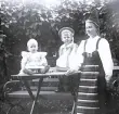 Foto av barnen Lagerholm fr v. Ellen, Harald och Ingrid i trädgården.