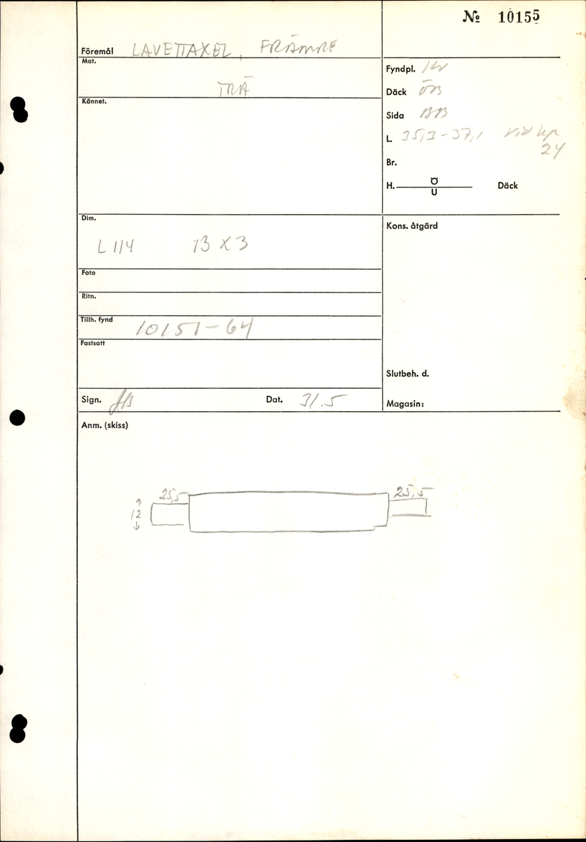 Lavettaxel, främre. Ett avlångt trästycke med kvadratiskt tvärsnitt mitt på samt cylinderformade ändar. Axeln var fastsatt i lavettbottnens undersida med två grova spikar och två järnband.

För mer information se Dokumentationsblankett under Referenser – Länkade filer.

Text in English: Axle (front) for gun carriage 10153, consisting of a square-section beam with round stub axles at the ends, originally fixed to a notch in the underside of the carriage bed by two nails and two iron straps.

For more information see the Documentation form under References – Linked files.