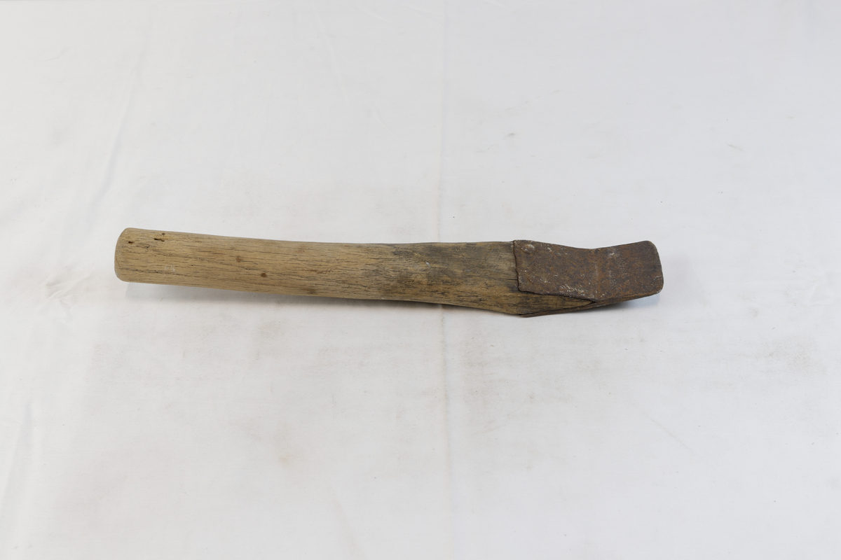 Verktøy som har sylinderformet skaft og en tosidig, spiss metallplate festet i enden.