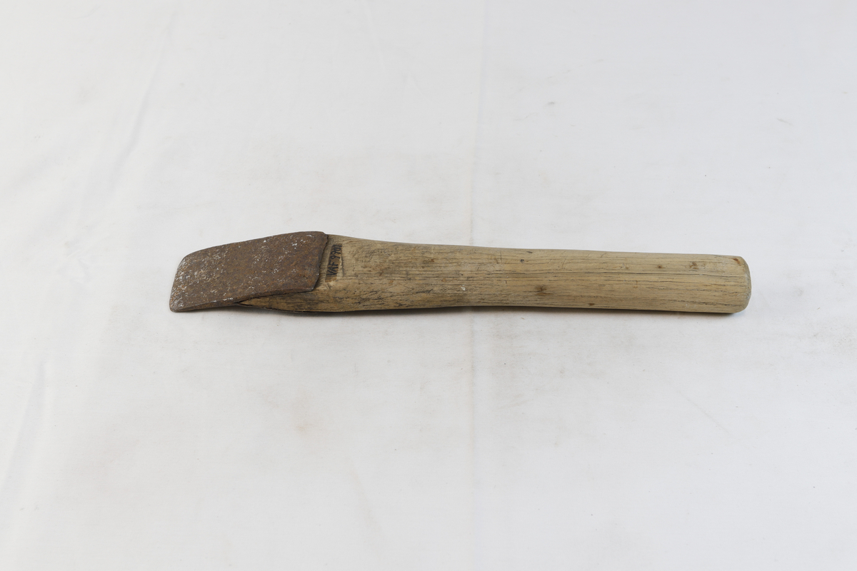 Verktøy som har sylinderformet skaft og en tosidig, spiss metallplate festet i enden.