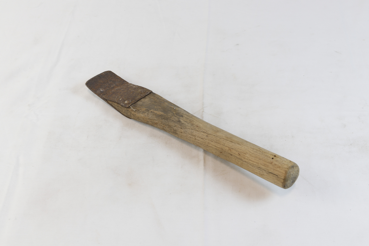 Verktøy som har sylinderformet skaft og en tosidig, spiss metallplate festet i enden.