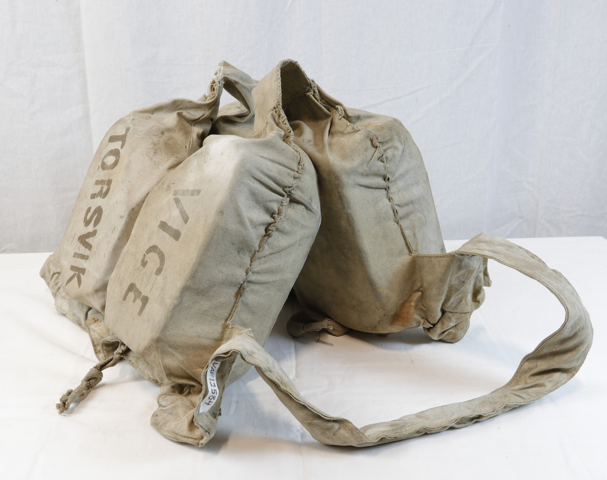 Livvest av tøy med fire flyteelementer. Formet slike at den kan tres over hodet og knyttes på sidene