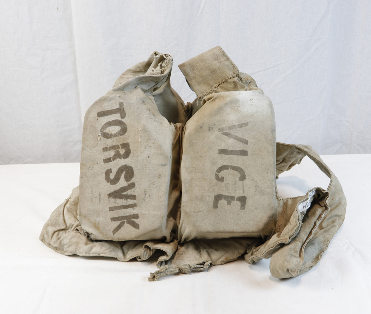 Livvest av tøy med fire flyteelementer. Formet slike at den kan tres over hodet og knyttes på sidene