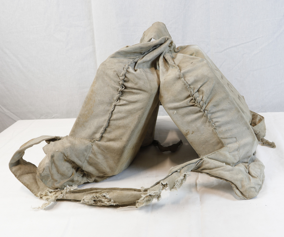 Livvest av tøy med fire flyteelementer. Formet slike at den kan tres over hodet og knyttes på sidene