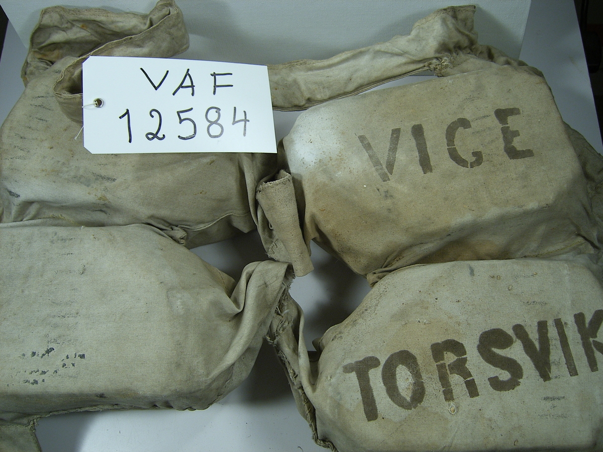 Livvest av tøy med fire flyteelementer. Formet slike at den kan tres over hodet og knyttes på sidene