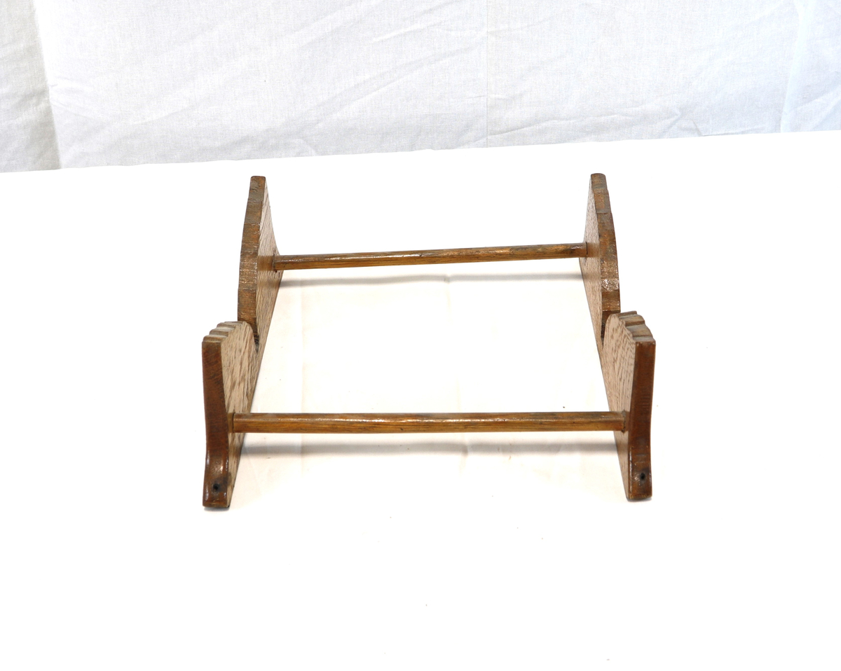 Krabbe (stativ) til båtmodell.
Stativet er dannet av to parallelle vertikale plater med utsvingte sider og forbundet med to vannrette rundestenger. 