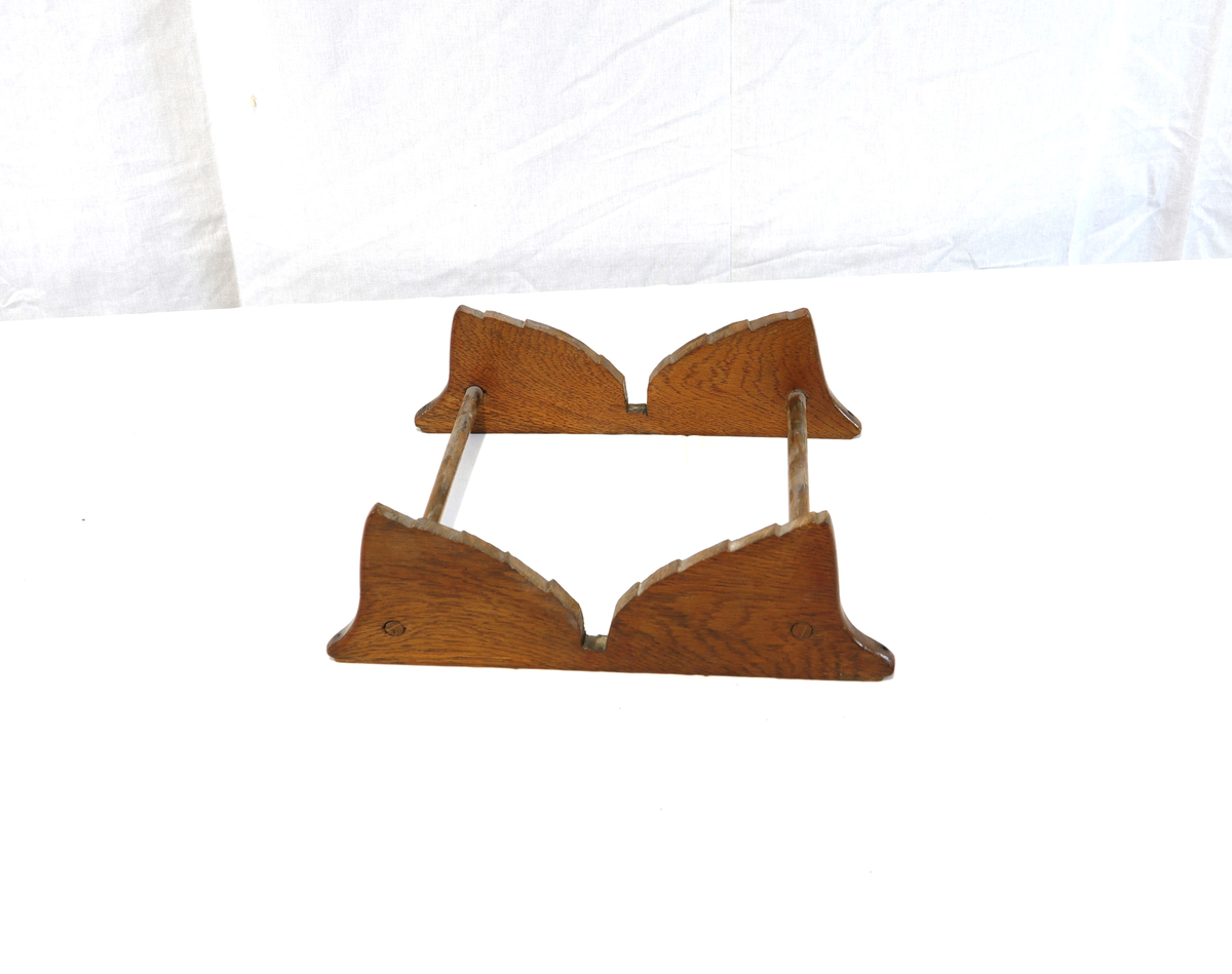 Krabbe (stativ) til båtmodell.
Stativet er dannet av to parallelle vertikale plater med utsvingte sider og forbundet med to vannrette rundestenger. 