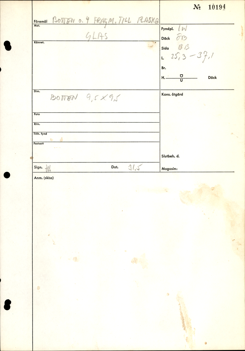 Botten samt fyra skärvor från fyrsidig flaska med stucken botten. På bottnens undersida finns ett puntelmärke. Glaset är grönfärgat och har en iriserande beläggning.

No damage. All pieces are a light green color and are from a case bottle.
10194a: has worn spot
10194c: Consists of two artifact numbers that have been glued together. Artifact has moderate scaling.