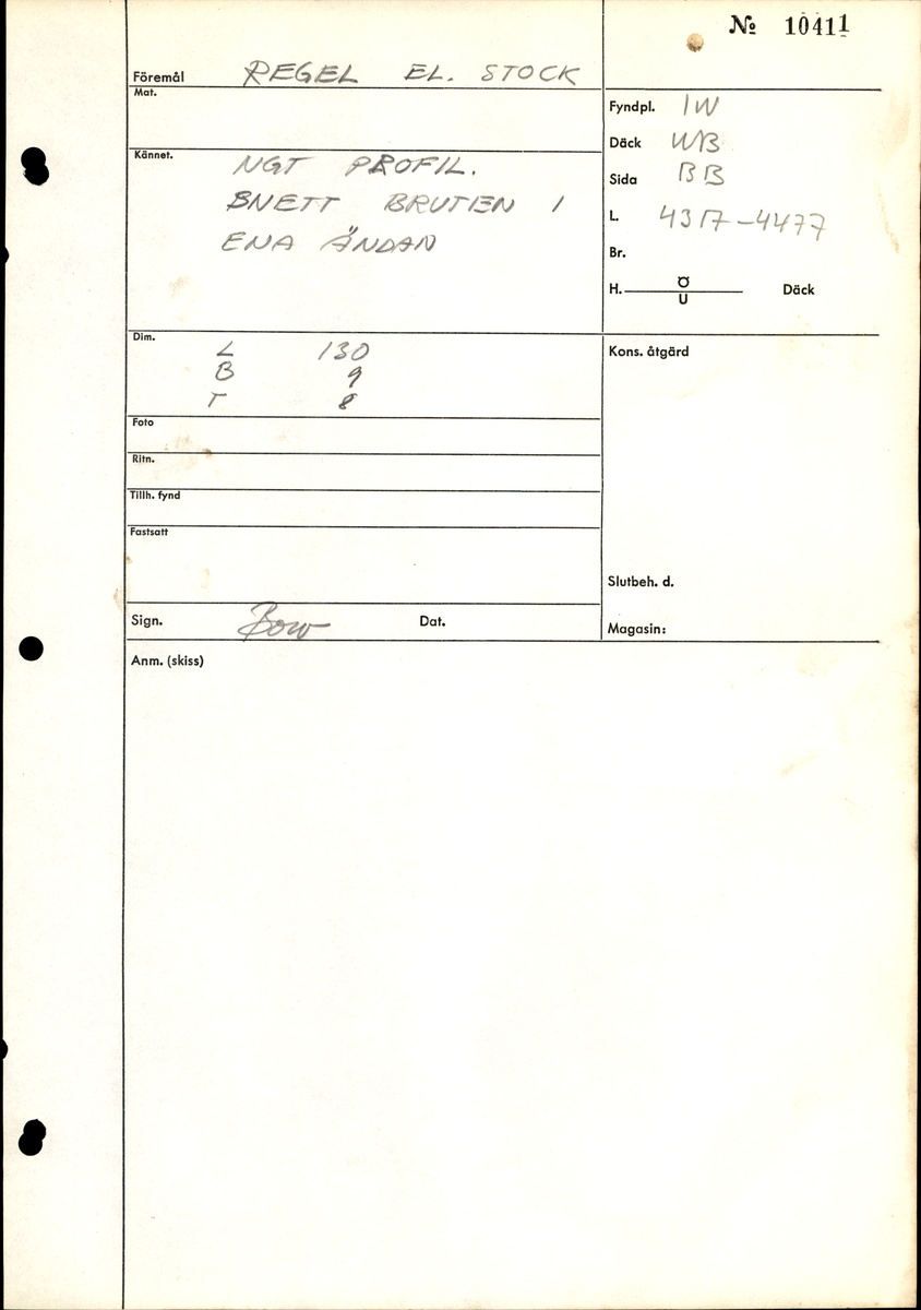 varpade timmer med en vinklade ände. 6 spikhål på ena yta, och en till möjlig på den andra sida. En kvist i mitten av föremålet, synliga på 3 ytor. 
Avsplittrad på ena ände. Mycket vittring. Torr, med djup sprickor i träfibrer. Rost fläck bredvid fyndnummer.