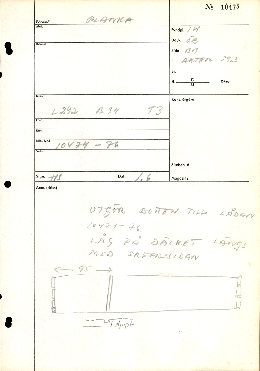 Fragment till en rektangulär bräda med väl bevarade laxstjärt stycken på ena ände. En avbruten sink på den andra ände. 2 spikhål med huvudspår längs en långkant.
det Original föremålet var dubbelt längd - avbruten längs sinket. Avbrytningar och kraftig vittring på långkanter.