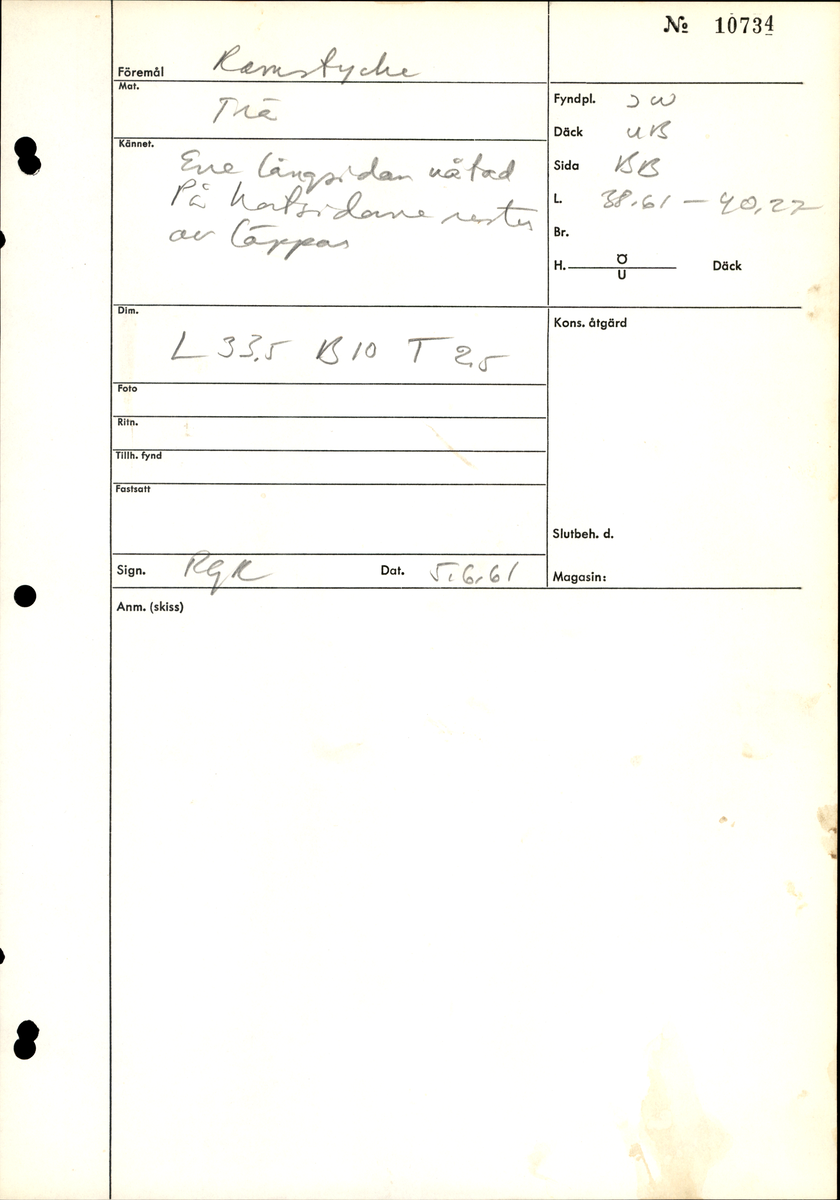 Odekorerad rektangulär bräda med ett spikhål. Tapp på båda ändarna möjlig spont på långsidan. Mycket vittrad yta. Kraftig saltskada (Salt 4) Tapparna avsplittrade.