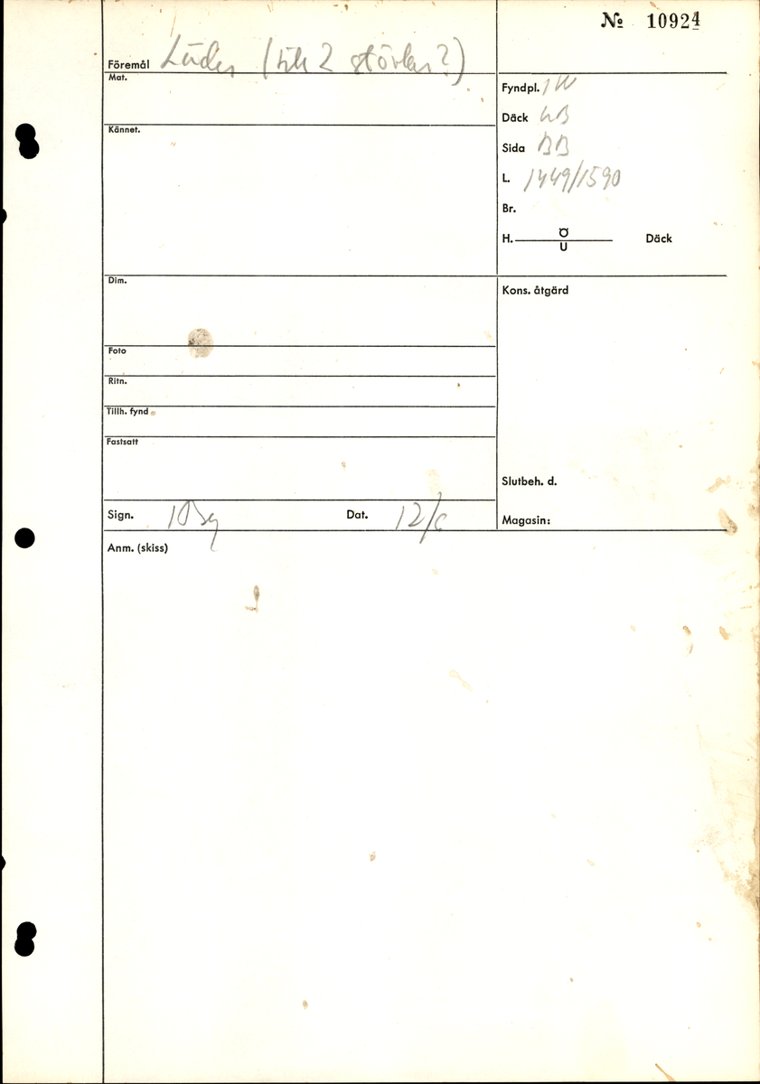 Delar och fragment av stövel.
Ett fragmentariskt stövelskaft. Skaftet är monterat på svart kartong av konserveringsenheten. På skaftets nedre del löper stygnshål. Lädret är mycket fragmentariskt och sprött.
Ett 100-tal större och mindre fragment. På några av fragmenten syns hål efter träpligg och stygn.
Lädret är sprött, tunt och fragmentariskt samt har rostliknande utfällningar.