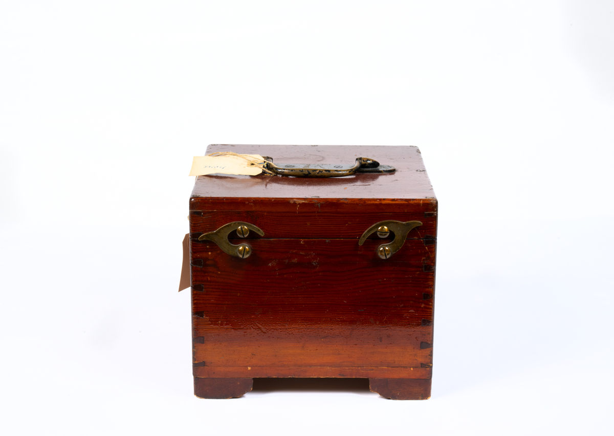 Trälåda låda till spritkompass med kardansk upphängning (del 1) . Med nakterhus (2). Lådan är av björk och har skjutlock. Fernissad. Innehåller sex stycken kompensationsmagneter.