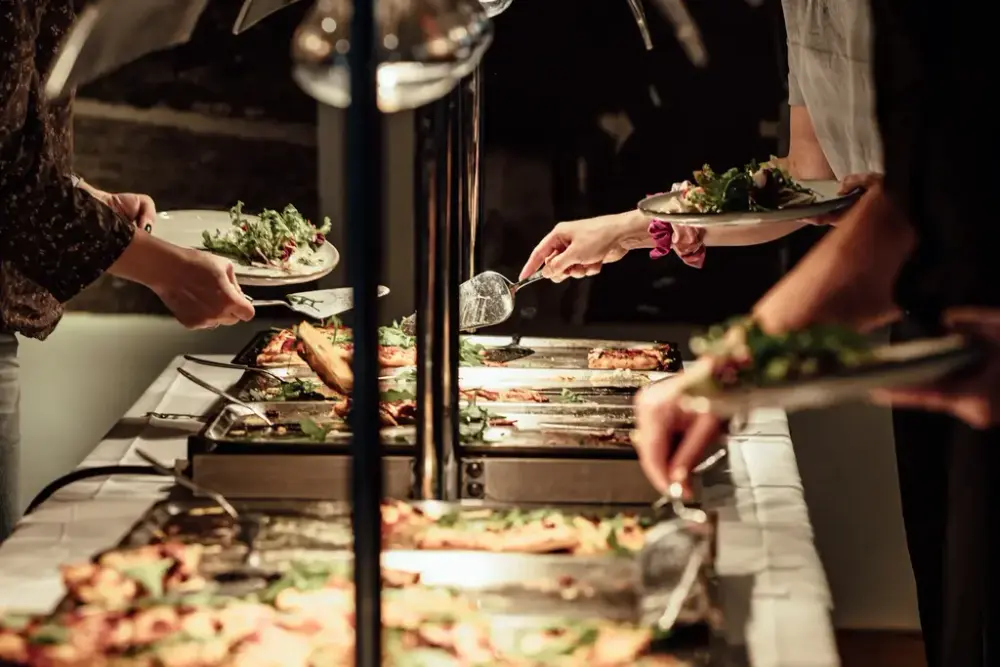 Hender som forsyner seg med mat