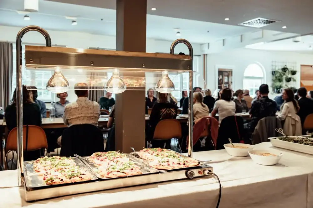 Buffet med mat og folk som spiser.