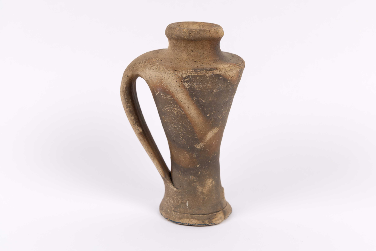 Krukke funnet ved Tollboden i Bergen. Krukke med hank festet til øvre og nedre del av korpus samt lite hull like over sokkel muligens til tappekran. Krukken er helt inntakt, har tykke vegger og lite innvendig volum og er funnet ca. 0,5 meter ned i sand. Muligens fra Middelhavsområdet/Portugal med trolig datering fra 1500 til 1700 tallet. Ukjent bruk.