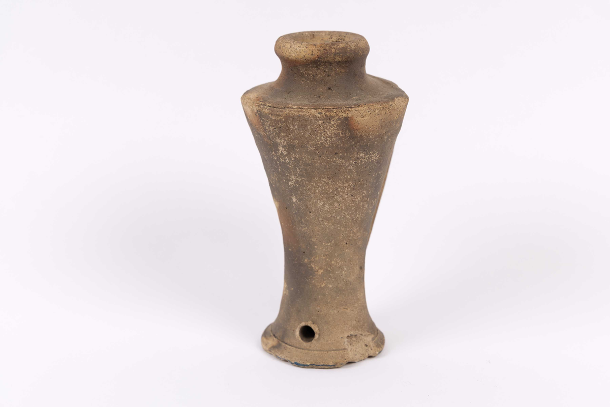 Krukke funnet ved Tollboden i Bergen. Krukke med hank festet til øvre og nedre del av korpus samt lite hull like over sokkel muligens til tappekran. Krukken er helt inntakt, har tykke vegger og lite innvendig volum og er funnet ca. 0,5 meter ned i sand. Muligens fra Middelhavsområdet/Portugal med trolig datering fra 1500 til 1700 tallet. Ukjent bruk.