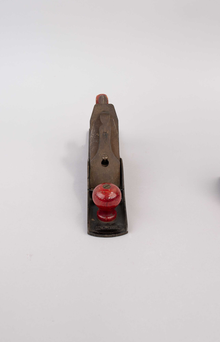 Pusshøvel. Høvel av metall med håndtak i rødmalt tre. Del av innhold i verktøykoffert.