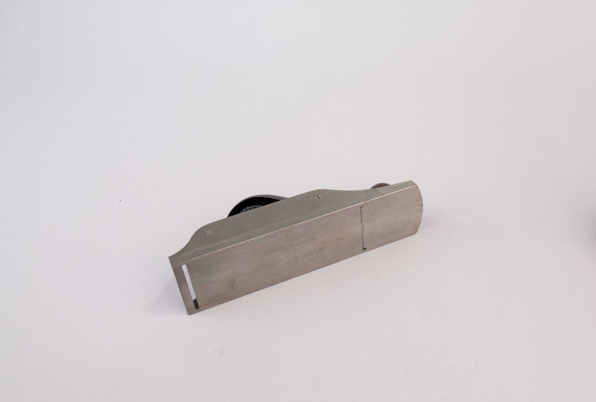 Pusshøvel. Høvel av metall med håndtak i tre. Del av innhold i verktøykoffert.