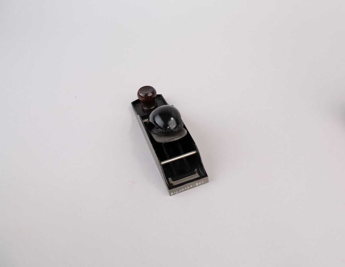 Pusshøvel. Høvel av metall med håndtak i tre. Del av innhold i verktøykoffert.