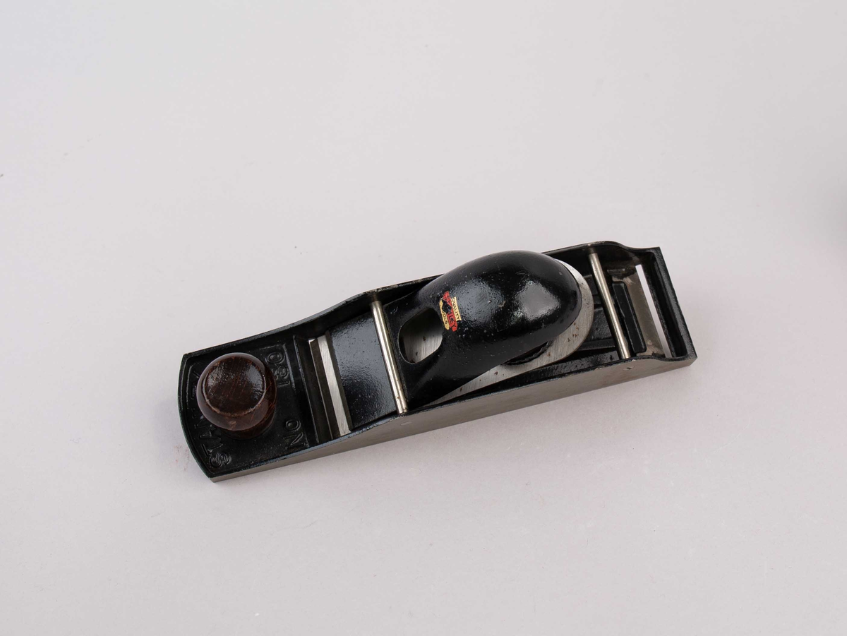 Pusshøvel. Høvel av metall med håndtak i tre. Del av innhold i verktøykoffert.