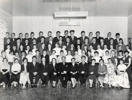 Bremsnes framhaldskole 1956-57. Eier av originalmaterialet er Gamle Kvernes Bygdemuseum i Averøy kommune.