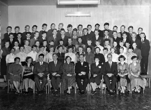 Bremsnes framhaldskole, Bruhagen 1955-56. Fotograf er Nils Williams. Eier av originalmaterialet er Gamle Kvernes Bygdemuseum i Averøy kommune.