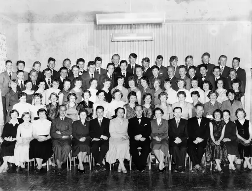 Bremsnes framhaldskole, Bruhagen 1957-58. Fotograf er Nils Williams. Eier av originalmaterialet er Gamle Kvernes Bygdemuseum i Averøy kommune.