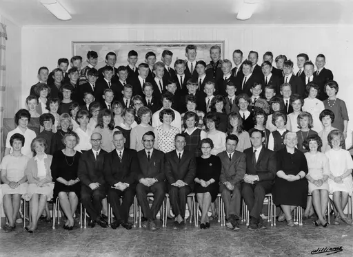 Averøy framhaldsskole 1964-1965. Eier av originalmaterialet er Gamle Kvernes Bygdemuseum i Averøy kommune.