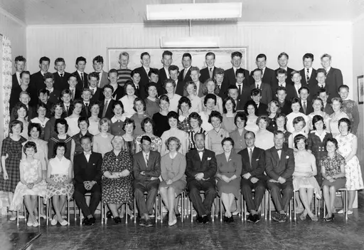 Bremsnes Framhaldsskule 1960-1961. Fotograf er Nils Williams. Eier av originalmaterialet er Gamle Kvernes Bygdemuseum i Averøy kommune.