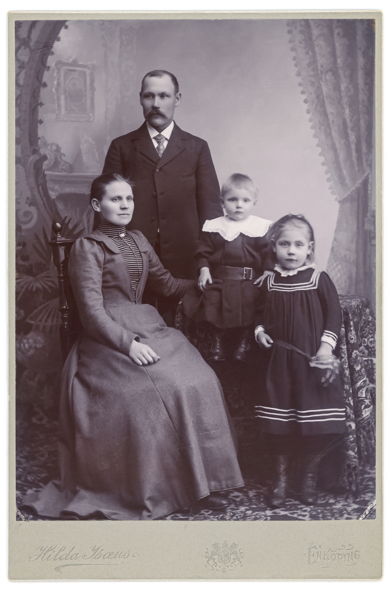 Svartvit fotografi av okänd familj.