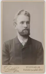 Porträtt på C. Pettersson född 22 februari år 1865. Examen t