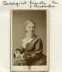 Augusta Friedleiffer föddes vid årets slut 1839 som dotter till sadelmakareåldermannen i Linköping Nils Friedleiffer och Maria Christina Knotström i den förstnämndes andra äktenskap. Tidigt faderslös gifte hon sig ung med språkläraren och lektorn Constans Cederqvist. Här avbildad omkring 1875 och då trebarnsmor och med familjen boende i hörnet av Drottninggatan-Repslagaregatan.