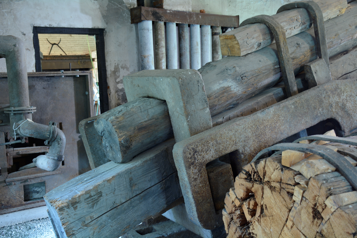 :1 Tvådelad järnkonstruktion med träbalkar fastsatta med smidda järnband samt trä- och järnkilar. Se fotografi och teckning.  

:2-5 Smidda järnband, ej monterade på hammaren. 
Mått, diameter: :2 840 mm
                          :3 820 mm
                          :4 845 mm
                          :5 800 mm