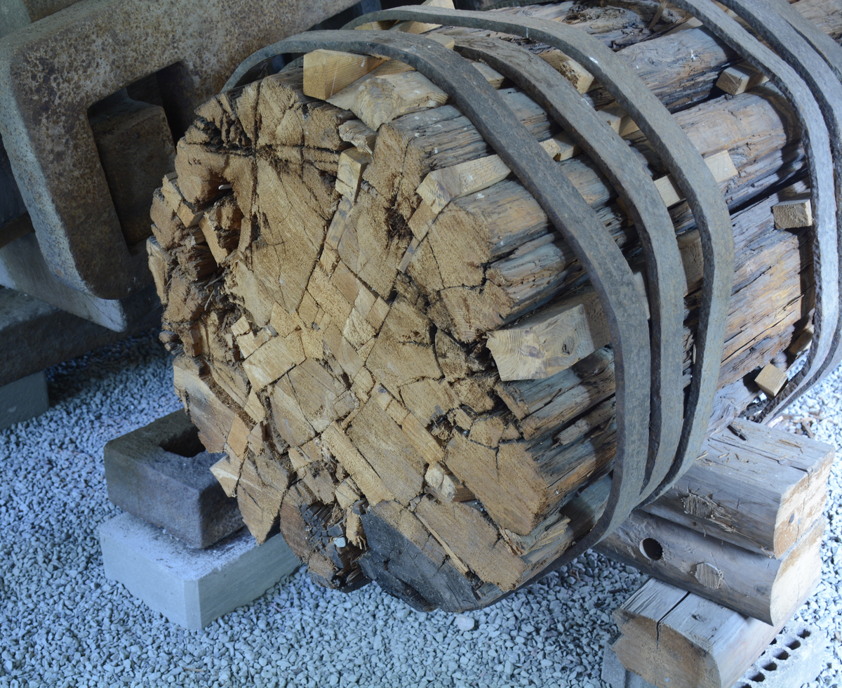 :1 Tvådelad järnkonstruktion med träbalkar fastsatta med smidda järnband samt trä- och järnkilar. Se fotografi och teckning.  

:2-5 Smidda järnband, ej monterade på hammaren. 
Mått, diameter: :2 840 mm
                          :3 820 mm
                          :4 845 mm
                          :5 800 mm