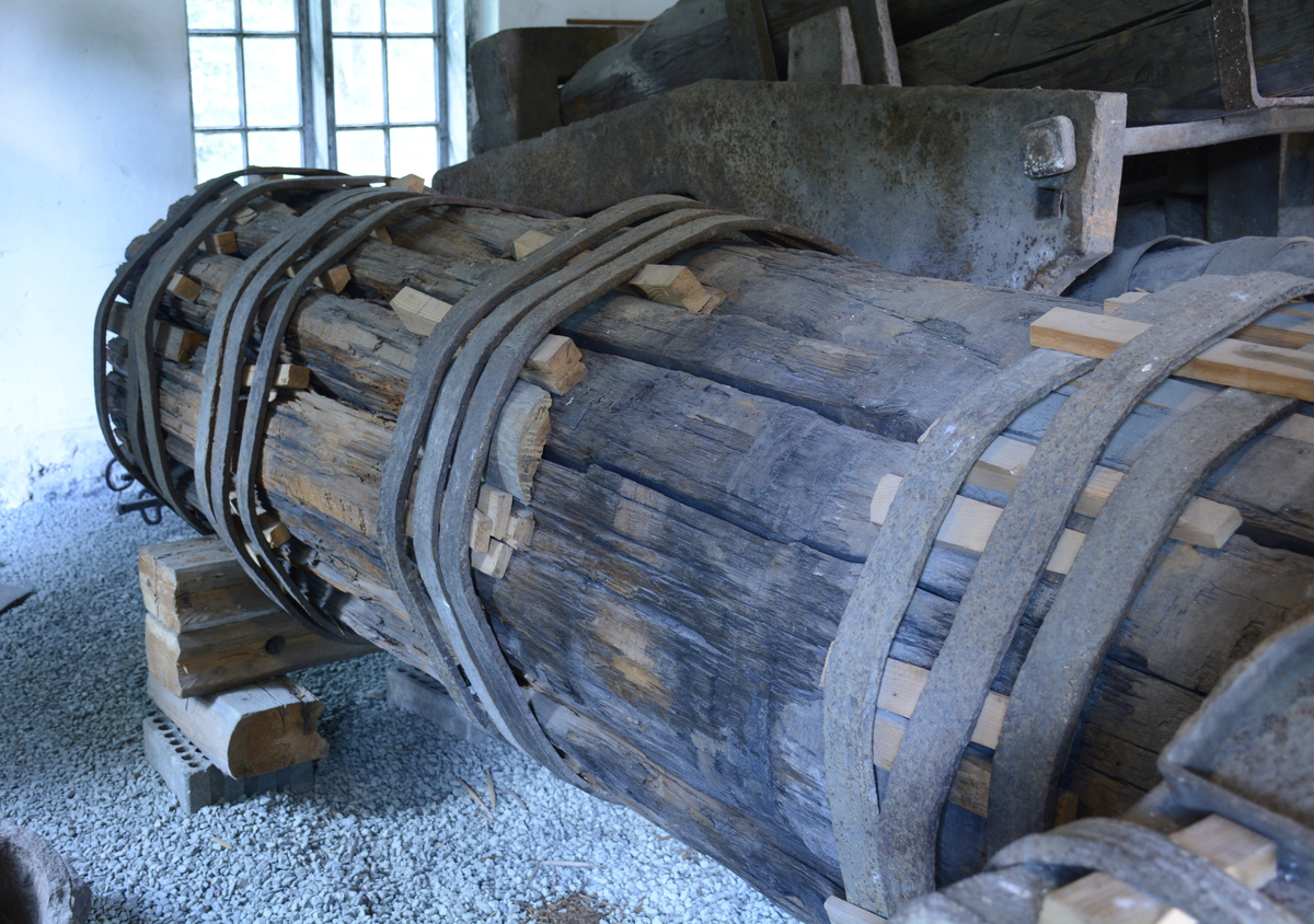 :1 Tvådelad järnkonstruktion med träbalkar fastsatta med smidda järnband samt trä- och järnkilar. Se fotografi och teckning.  

:2-5 Smidda järnband, ej monterade på hammaren. 
Mått, diameter: :2 840 mm
                          :3 820 mm
                          :4 845 mm
                          :5 800 mm