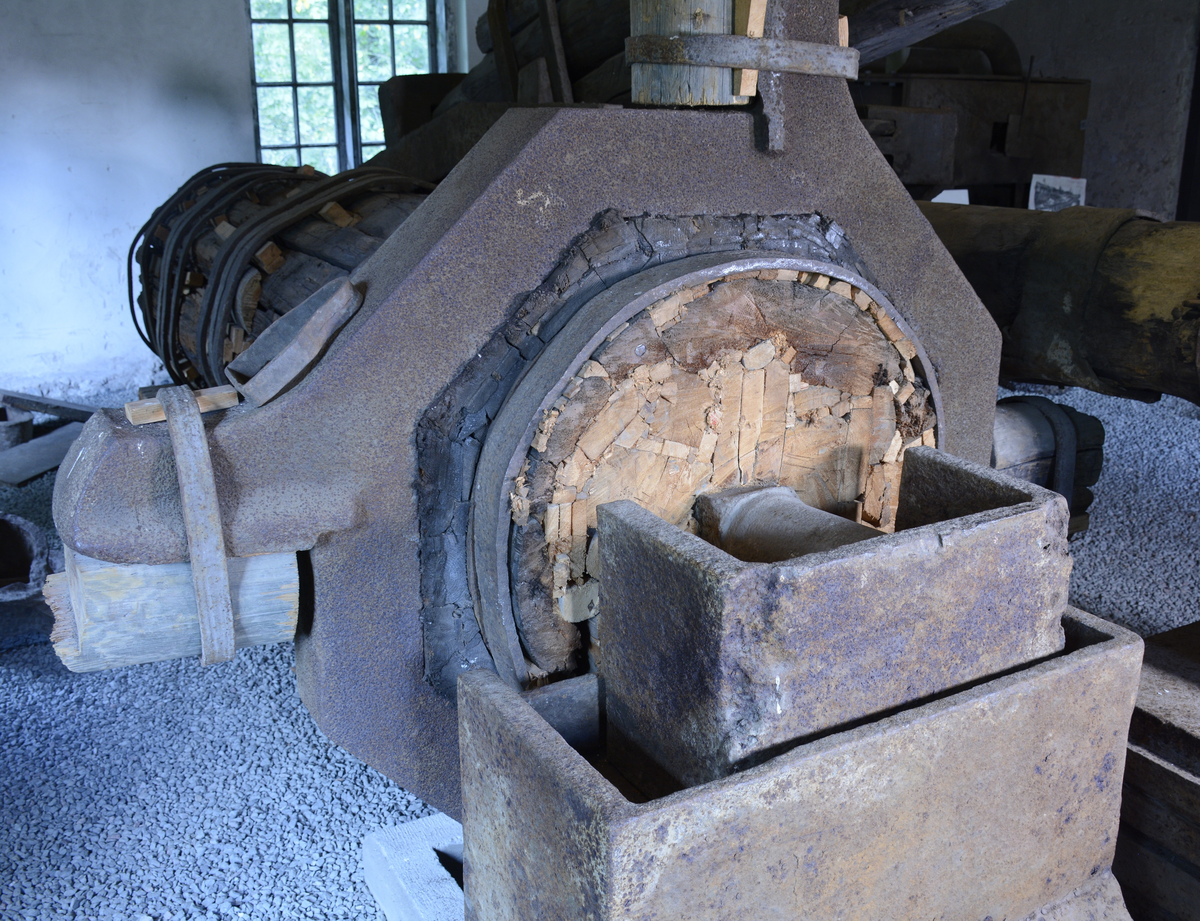 :1 Tvådelad järnkonstruktion med träbalkar fastsatta med smidda järnband samt trä- och järnkilar. Se fotografi och teckning.  

:2-5 Smidda järnband, ej monterade på hammaren. 
Mått, diameter: :2 840 mm
                          :3 820 mm
                          :4 845 mm
                          :5 800 mm