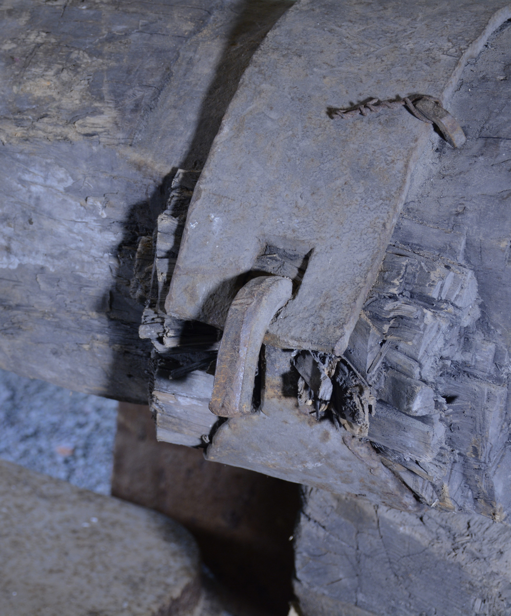 :1 Tvådelad järnkonstruktion med träbalkar fastsatta med smidda järnband samt trä- och järnkilar. Se fotografi och teckning.  

:2-5 Smidda järnband, ej monterade på hammaren. 
Mått, diameter: :2 840 mm
                          :3 820 mm
                          :4 845 mm
                          :5 800 mm