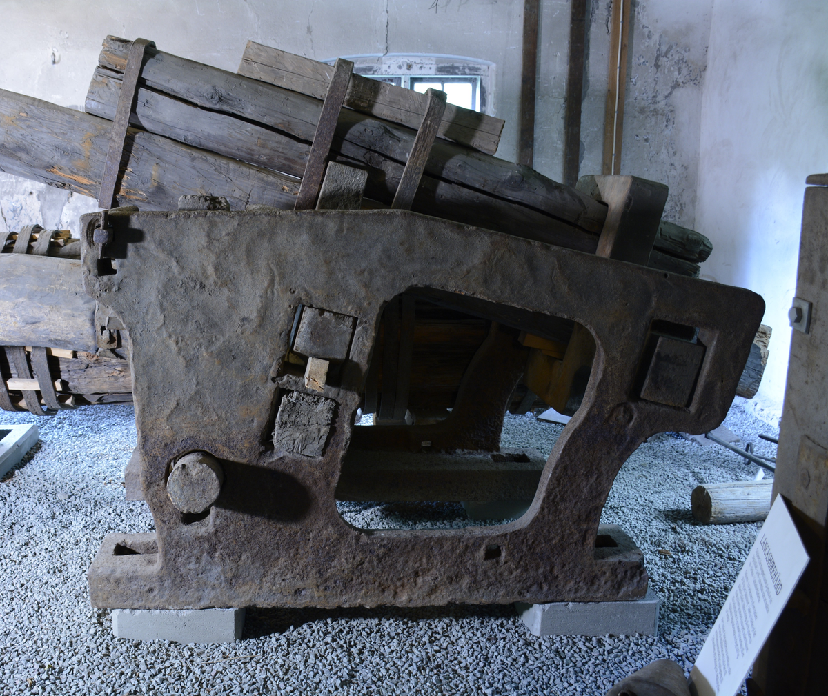 :1 Tvådelad järnkonstruktion med träbalkar fastsatta med smidda järnband samt trä- och järnkilar. Se fotografi och teckning.  

:2-5 Smidda järnband, ej monterade på hammaren. 
Mått, diameter: :2 840 mm
                          :3 820 mm
                          :4 845 mm
                          :5 800 mm