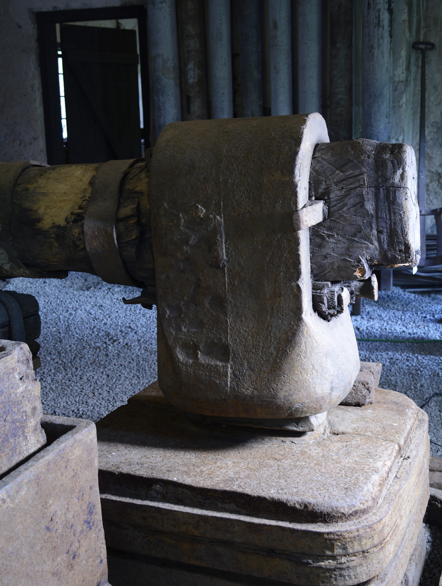 :1 Tvådelad järnkonstruktion med träbalkar fastsatta med smidda järnband samt trä- och järnkilar. Se fotografi och teckning.  

:2-5 Smidda järnband, ej monterade på hammaren. 
Mått, diameter: :2 840 mm
                          :3 820 mm
                          :4 845 mm
                          :5 800 mm