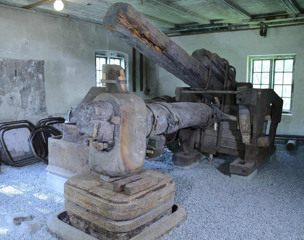 :1 Tvådelad järnkonstruktion med träbalkar fastsatta med smidda järnband samt trä- och järnkilar. Se fotografi och teckning.  

:2-5 Smidda järnband, ej monterade på hammaren. 
Mått, diameter: :2 840 mm
                          :3 820 mm
                          :4 845 mm
                          :5 800 mm