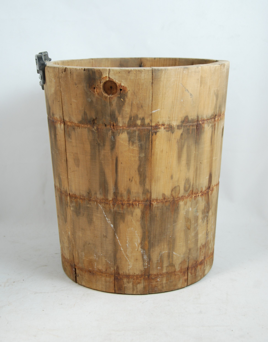 Bøtte av tre med metallfeste på siden. 